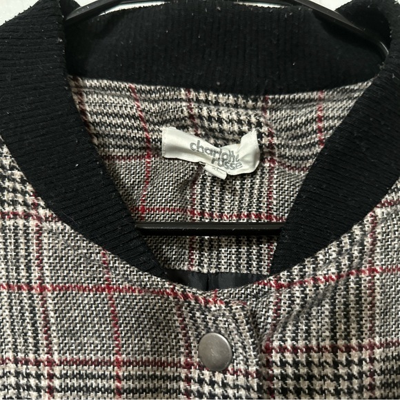 This is a very fashionable jacket with fluffy sleeves, plaid design! - Picture 2 of 4